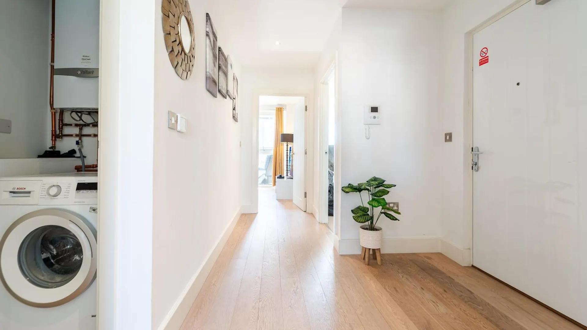 Greenwich Station Suite: Luxury 2-Bed with PlayStation London Apartment