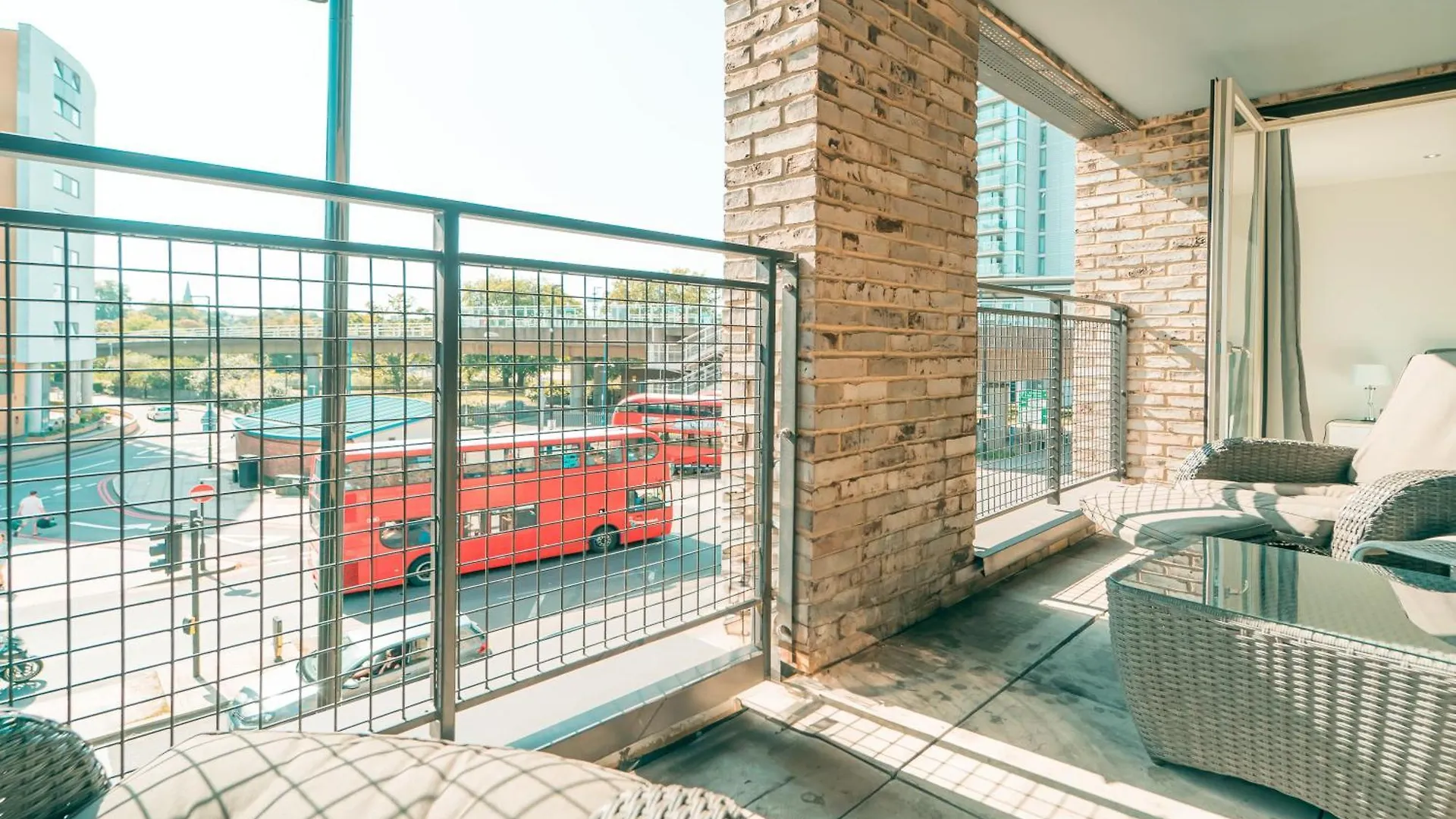 Greenwich Station Suite: Luxury 2-Bed with PlayStation London Apartment