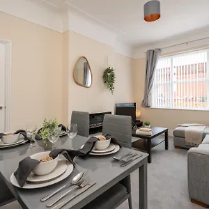 Large Cosy House - Free On Street Parking Liverpool